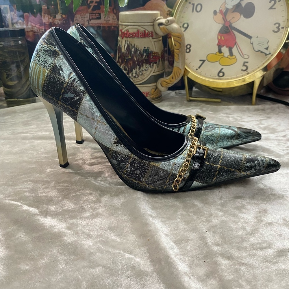 MAXIMALIST Y2K ABSTRACT POINTED TOE METALLIC HEELS